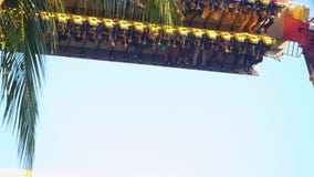 Bangkok, Tailandia 24 de noviembre de 2015 La máquina de sacudida en el mundo ideal es una del parque de atracciones famoso del ` metrajes Bangkok, Tailandia 24 de noviembre de 2015 La máquina de sacudida en el mundo ideal es una del parque de atracciones famoso del ` metrajes