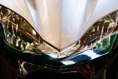 Bangkok, Tailandia 1° febbraio 2019: Il motociclo di yamaha del dettaglio-Un della bici del motore è stato indicato al centro com immagini stock Bangkok, Tailandia 1° febbraio 2019: Il motociclo di yamaha del dettaglio-Un della bici del motore è stato indicato al centro com immagini stock