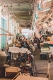 Bangkok Tajlandia, Styczeń, - 26, 2018: Motocykl pełno i kosze dostawy za rynkiem w Bangkok, Tajlandia zdjęcia stock Bangkok Tajlandia, Styczeń, - 26, 2018: Motocykl pełno i kosze dostawy za rynkiem w Bangkok, Tajlandia zdjęcia stock