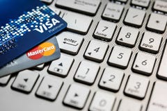 Bangkok, Thailand - 24. August 2017: Schließen Sie herauf Schuss von 2 Kreditkarten VISUM und MasterCard auf Laptop-Computer mit Stockfoto Bangkok, Thailand - 24. August 2017: Schließen Sie herauf Schuss von 2 Kreditkarten VISUM und MasterCard auf Laptop-Computer mit Stockfoto