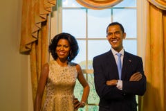 BANGKOK, THAILAND - 19. DEZEMBER: Eine Wachsfigur von Barack und von Michell lizenzfreie stockfotografie BANGKOK, THAILAND - 19. DEZEMBER: Eine Wachsfigur von Barack und von Michell lizenzfreie stockfotografie