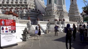 BANGKOK, THAILAND - 22. Dezember 2017: Nicht identifiziertes touristisches Reisen an Wat-arun, Bangkok, Thailand stock footage BANGKOK, THAILAND - 22. Dezember 2017: Nicht identifiziertes touristisches Reisen an Wat-arun, Bangkok, Thailand stock footage