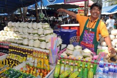 Bangkok, Thailand: Dranken van de Kokosnoot van de mens de Verkopende royalty-vrije stock foto's Bangkok, Thailand: Dranken van de Kokosnoot van de mens de Verkopende royalty-vrije stock foto's