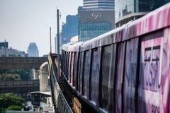 Bangkok, Thailand 06-februari-2018 Zijaanzicht van de metropolitaanse snelle wagen en de infrastructuur van de doorgangstrein stock afbeeldingen Bangkok, Thailand 06-februari-2018 Zijaanzicht van de metropolitaanse snelle wagen en de infrastructuur van de doorgangstrein stock afbeeldingen