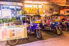 Bangkok, Thailand - 9. Juli 2017: Straßennachtmarkt bei Soi Ram lizenzfreies stockbild Bangkok, Thailand - 9. Juli 2017: Straßennachtmarkt bei Soi Ram lizenzfreies stockbild