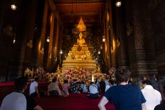 Bangkok Thailand - Juli 9, 2018: Wat Pho eller Wat Phra Chetuphon buddistisk tempel buddha guld- staty Gammal historisk arkitektu arkivfoton Bangkok Thailand - Juli 9, 2018: Wat Pho eller Wat Phra Chetuphon buddistisk tempel buddha guld- staty Gammal historisk arkitektu arkivfoton