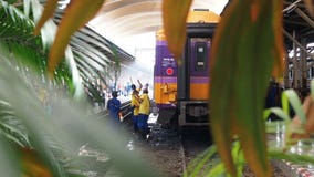 Bangkok, Thailand - May 25, 2019: An employee washes a railway passenger car at Hua Lamphong, A group of workers washes stock video footage Bangkok, Thailand - May 25, 2019: An employee washes a railway passenger car at Hua Lamphong, A group of workers washes stock video footage