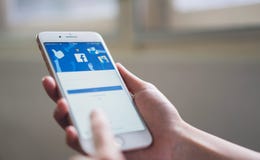 Bangkok Thailand - November 5, 2018: handen trycker på den Facebook skärmen på äppleiphone 6 arkivfoton Bangkok Thailand - November 5, 2018: handen trycker på den Facebook skärmen på äppleiphone 6 arkivfoton