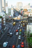 Bangkok, Thailand - November 24 2018: Vele auto's, bus en van de motorfietsenoorzaak opstoppingen bij Ratchaprarop-Road hebben vi royalty-vrije stock fotografie Bangkok, Thailand - November 24 2018: Vele auto's, bus en van de motorfietsenoorzaak opstoppingen bij Ratchaprarop-Road hebben vi royalty-vrije stock fotografie