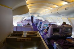 Bangkok, Thailand - Oktober 14, 2017: Het binnenlandse van de Commerciële van Boeing 747-400 hogere dek klassencabine in Thai Air Royalty-vrije Stock Fotografie Bangkok, Thailand - Oktober 14, 2017: Het binnenlandse van de Commerciële van Boeing 747-400 hogere dek klassencabine in Thai Air Royalty-vrije Stock Fotografie