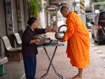 Bangkok, Tha?lande - 16 ao?t 2017 : moines marchant sur la rue pour rassembler l'aum?ne et les offres pendant le matin pour la co photographie stock libre de droits Bangkok, Tha?lande - 16 ao?t 2017 : moines marchant sur la rue pour rassembler l'aum?ne et les offres pendant le matin pour la co photographie stock libre de droits