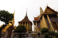 BANGKOK, THAÏLANDE - 6 AVRIL 2018 : Le palais grand - jour de Chakri - décoré en or et couleurs lumineuses où les buddists dispar image stock BANGKOK, THAÏLANDE - 6 AVRIL 2018 : Le palais grand - jour de Chakri - décoré en or et couleurs lumineuses où les buddists dispar image stock