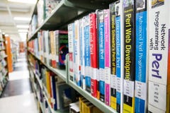 BANGKOK, THAÏLANDE - 18 MARS 2017 : Beaucoup de livres ont été arrangés dessus photo libre de droits BANGKOK, THAÏLANDE - 18 MARS 2017 : Beaucoup de livres ont été arrangés dessus photo libre de droits
