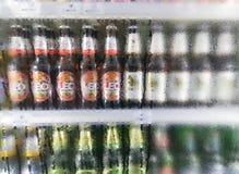 BANGKOK, THAÏLANDE - 21 OCTOBRE : Le supermarché de Foodland stocke entièrement la diverse bière dans la section réfrigérée à Ban photographie stock libre de droits BANGKOK, THAÏLANDE - 21 OCTOBRE : Le supermarché de Foodland stocke entièrement la diverse bière dans la section réfrigérée à Ban photographie stock libre de droits