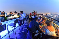 Bangkok vid natten som beskådas från en taköverkantstång arkivfoto Bangkok vid natten som beskådas från en taköverkantstång arkivfoto