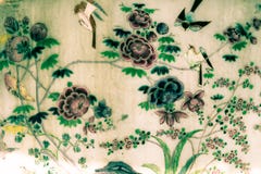 Banguecoque, Tail?ndia - 18 de maio de 2019: A ?rvore e as pinturas da arte das flores em telhas ao longo das galerias do templo imagem de stock royalty free Banguecoque, Tail?ndia - 18 de maio de 2019: A ?rvore e as pinturas da arte das flores em telhas ao longo das galerias do templo imagem de stock royalty free