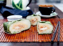 Banh chung, традиционный настоящий момент на лунный Новый Год, въетнамское блюдо стоковое изображение Banh chung, традиционный настоящий момент на лунный Новый Год, въетнамское блюдо стоковое изображение