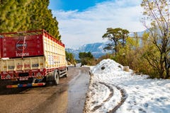 Banikhet, Dalhousie, Himachal Pradesh, Ινδία - τον Ιανουάριο του 2019 Μετά από τις συνέπειες των βαριών χιονοπτώσεων, ινδικό φορτ στοκ εικόνες με δικαίωμα ελεύθερης χρήσης Banikhet, Dalhousie, Himachal Pradesh, Ινδία - τον Ιανουάριο του 2019 Μετά από τις συνέπειες των βαριών χιονοπτώσεων, ινδικό φορτ στοκ εικόνες με δικαίωμα ελεύθερης χρήσης