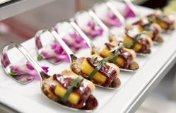 bankieta canapes leczący baleronu stół obrazy stock bankieta canapes leczący baleronu stół obrazy stock