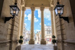 Bankverbinding van Koninklijke Uitwisseling wordt bekeken die royalty-vrije stock afbeelding Bankverbinding van Koninklijke Uitwisseling wordt bekeken die royalty-vrije stock afbeelding