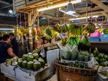 Bannanas et noix de coco à vendre au marché de nuit de Bansaan, Patong P photo libre de droits Bannanas et noix de coco à vendre au marché de nuit de Bansaan, Patong P photo libre de droits