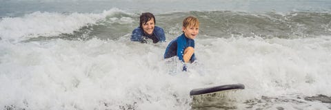 BANNER, LANGE FORMAATvader of instructeur die zijn 5 éénjarigenzoon onderwijzen hoe te in het overzees op vakantie of vakantie te stock fotografie BANNER, LANGE FORMAATvader of instructeur die zijn 5 éénjarigenzoon onderwijzen hoe te in het overzees op vakantie of vakantie te stock fotografie