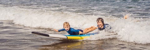 BANNER, LANGE FORMAATvader of instructeur die zijn 5 éénjarigenzoon onderwijzen hoe te in het overzees op vakantie of vakantie te royalty-vrije stock foto's BANNER, LANGE FORMAATvader of instructeur die zijn 5 éénjarigenzoon onderwijzen hoe te in het overzees op vakantie of vakantie te royalty-vrije stock foto's