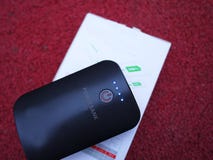 Banque d'alimentation externe pour les smartphones de remplissage et d'autres dispositifs Servez à recharger la batterie photos stock Banque d'alimentation externe pour les smartphones de remplissage et d'autres dispositifs Servez à recharger la batterie photos stock