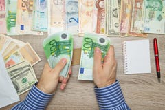 Banquier comptant des euros à sa table de bureau, image stock Banquier comptant des euros à sa table de bureau, image stock