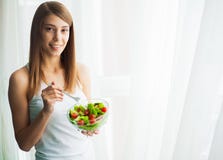 Banta och vård- Ung kvinna som äter sund sallad efter genomkörare arkivbilder Banta och vård- Ung kvinna som äter sund sallad efter genomkörare arkivbilder