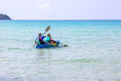 Bao bonito kayaking do golpe do ao da ?rea do mar dos turistas na ilha Trat de Koh Kood, Tail?ndia fotografia de stock Bao bonito kayaking do golpe do ao da ?rea do mar dos turistas na ilha Trat de Koh Kood, Tail?ndia fotografia de stock