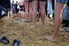 Baptême orthodoxe de vacances en Russie une foule de plongeon nu de personnes dans l'eau glaciale en hiver Novosibirsk le 19 janv photographie stock Baptême orthodoxe de vacances en Russie une foule de plongeon nu de personnes dans l'eau glaciale en hiver Novosibirsk le 19 janv photographie stock