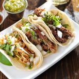 Barbacoa, carnitas e tacos de galinha mexicanos autênticos imagens de stock royalty free Barbacoa, carnitas e tacos de galinha mexicanos autênticos imagens de stock royalty free