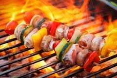 Barbecue avec les flammes et la broche de légume photographie stock Barbecue avec les flammes et la broche de légume photographie stock
