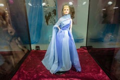Barbie nåd kelly i en lång blått klär arkivfoto Barbie nåd kelly i en lång blått klär arkivfoto