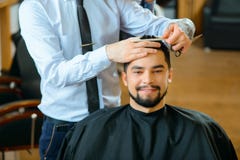 Barbiere professionista che fa taglio di capelli fotografie stock Barbiere professionista che fa taglio di capelli fotografie stock