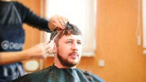 Barbuto in parrucchiere - il parrucchiere si muove intorno e rende ad uomini il taglio di capelli, lasso di tempo archivi video Barbuto in parrucchiere - il parrucchiere si muove intorno e rende ad uomini il taglio di capelli, lasso di tempo archivi video