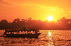 Barca che gira il Nilo al tramonto, Luxor fotografia stock Barca che gira il Nilo al tramonto, Luxor fotografia stock