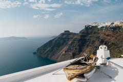 Barca di Decorational sul tetto sull'isola di Santorini, greca immagine stock Barca di Decorational sul tetto sull'isola di Santorini, greca immagine stock