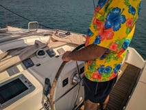 Barca di pilotaggio dell'uomo con la maglietta colorata immagini stock libere da diritti Barca di pilotaggio dell'uomo con la maglietta colorata immagini stock libere da diritti