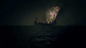 Barca in fiamme come componente di Viking Funeral tradizionale Barca in fiamme come componente di Viking Funeral tradizionale