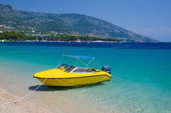 Barca gialla vicino al ratto di Zlatni del capo dell'isola di Brac, mare adriatico, C immagini stock Barca gialla vicino al ratto di Zlatni del capo dell'isola di Brac, mare adriatico, C immagini stock