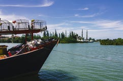 Barca malese tradizionale del pescatore sulla spiaggia sabbiosa immagini stock Barca malese tradizionale del pescatore sulla spiaggia sabbiosa immagini stock