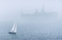 Barca nel mare in foschia immagini stock Barca nel mare in foschia immagini stock