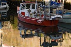 Barca rossa nel porto di Padstow, Cornovaglia fotografia stock libera da diritti Barca rossa nel porto di Padstow, Cornovaglia fotografia stock libera da diritti
