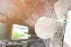Barca sulla riparazione in bacino di carenaggio fine guastata dell'elica su Atene, Grecia immagini stock Barca sulla riparazione in bacino di carenaggio fine guastata dell'elica su Atene, Grecia immagini stock