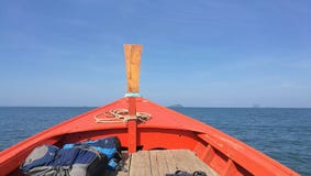 Barca tradizionale a sud della Tailandia che si dirige al mare con l'orizzonte tagliente, l'oceano blu ed il cielo blu fotografia stock Barca tradizionale a sud della Tailandia che si dirige al mare con l'orizzonte tagliente, l'oceano blu ed il cielo blu fotografia stock
