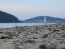 Barca a vela con i ciottoli nella priorità alta fotografia stock Barca a vela con i ciottoli nella priorità alta fotografia stock