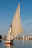 Barca a vela egiziana tradizionale vicino ad Assuan, Egitto fotografia stock libera da diritti Barca a vela egiziana tradizionale vicino ad Assuan, Egitto fotografia stock libera da diritti
