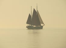 Barca a vela in nebbia fotografia stock libera da diritti Barca a vela in nebbia fotografia stock libera da diritti